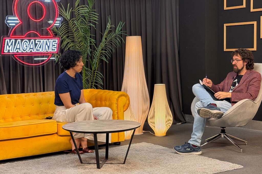 Silvia Alonso durante una entrevista sobre ansiedad en el programa 8 Magazine de La 8 Palencia, dentro de la colaboración de Psicología con Alma sobre salud mental.